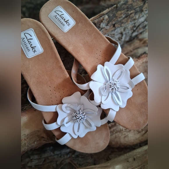 Clarks Artisan Tan Sandals with White Floral Accent - Picture 1 of 7